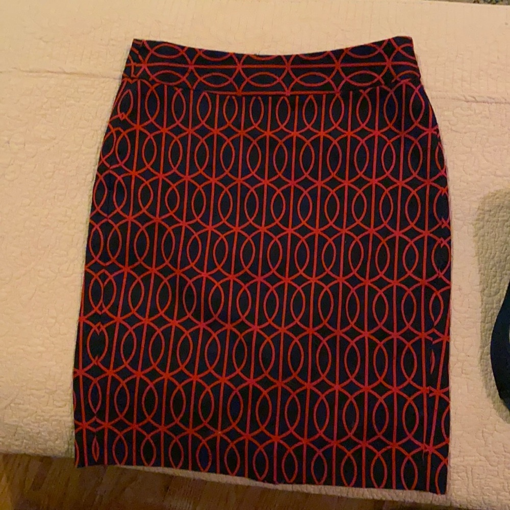 Banana Republic skirt size 0 like new condition; red & black design fully lined